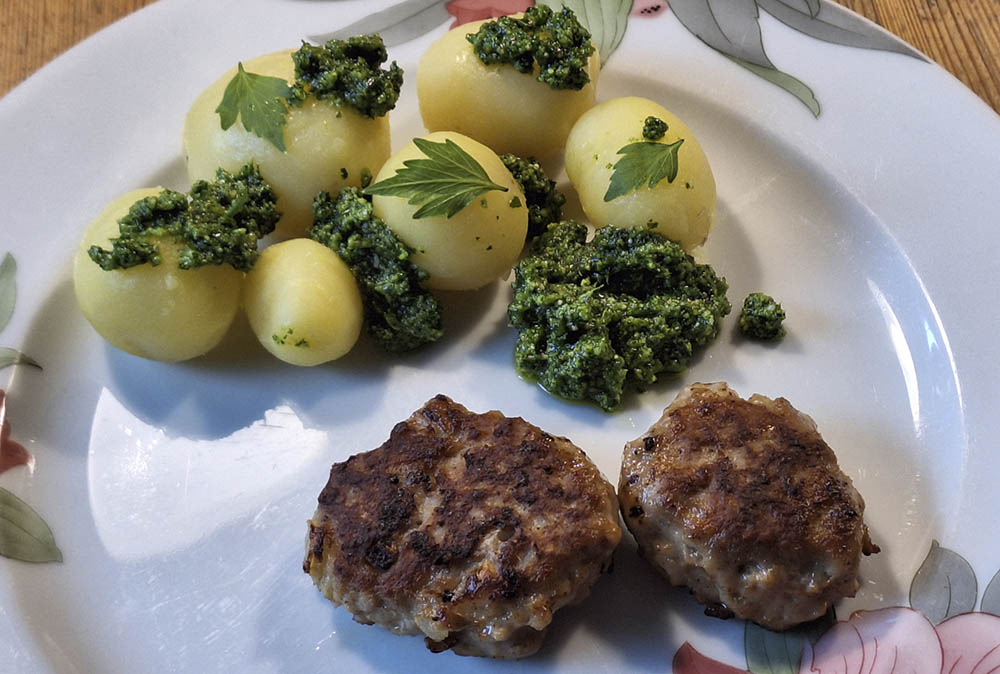 Frikadeller med kogte, kolde kartofler og lvstikkepesto